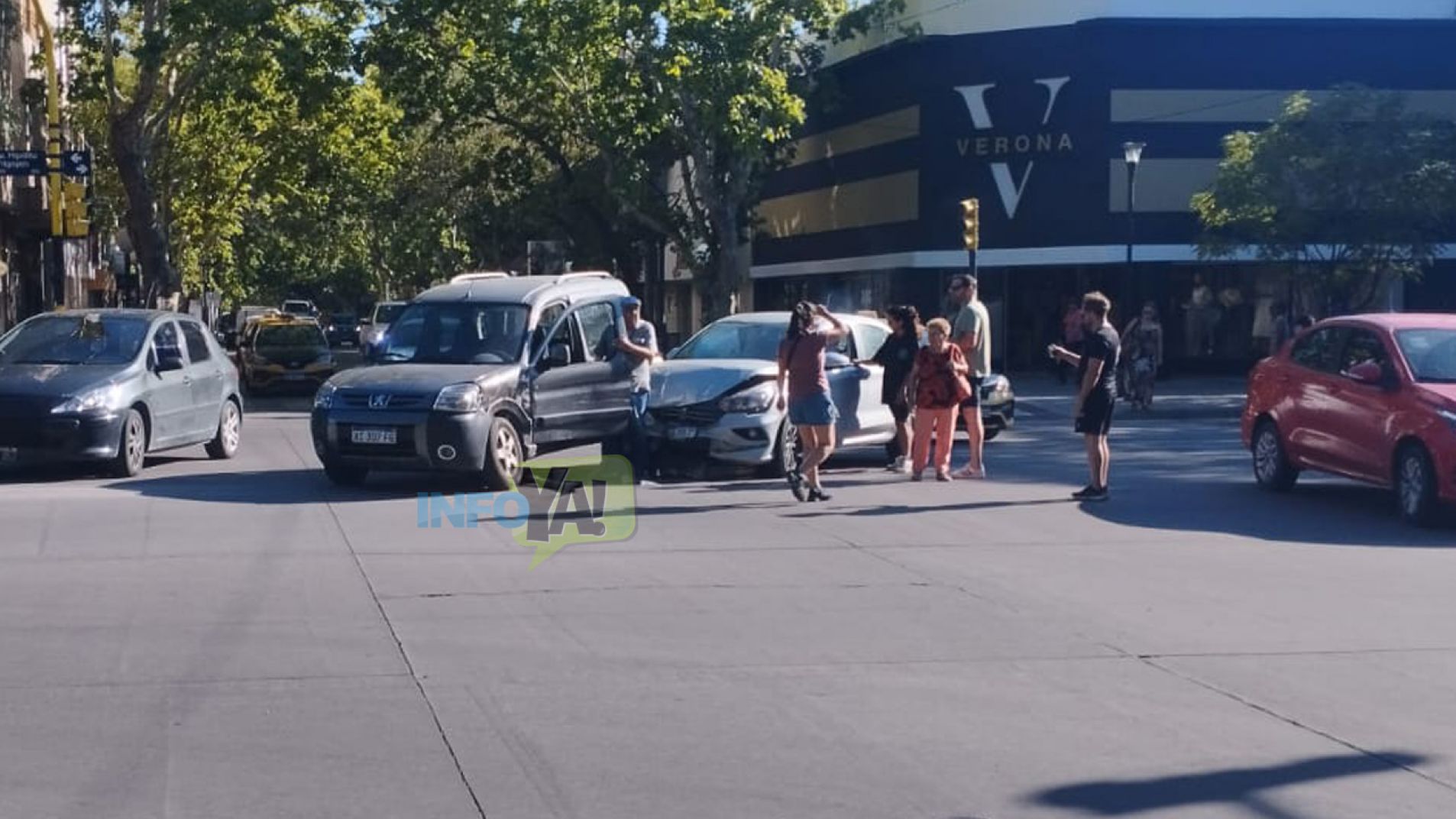 No respetó el semáforo y embistió a un utilitario