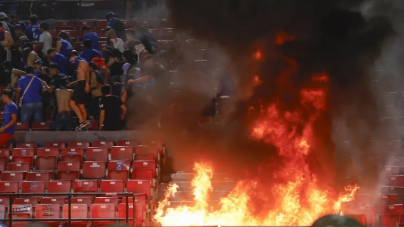 La barra de U de Chile provocó un incendio en medio de un partido