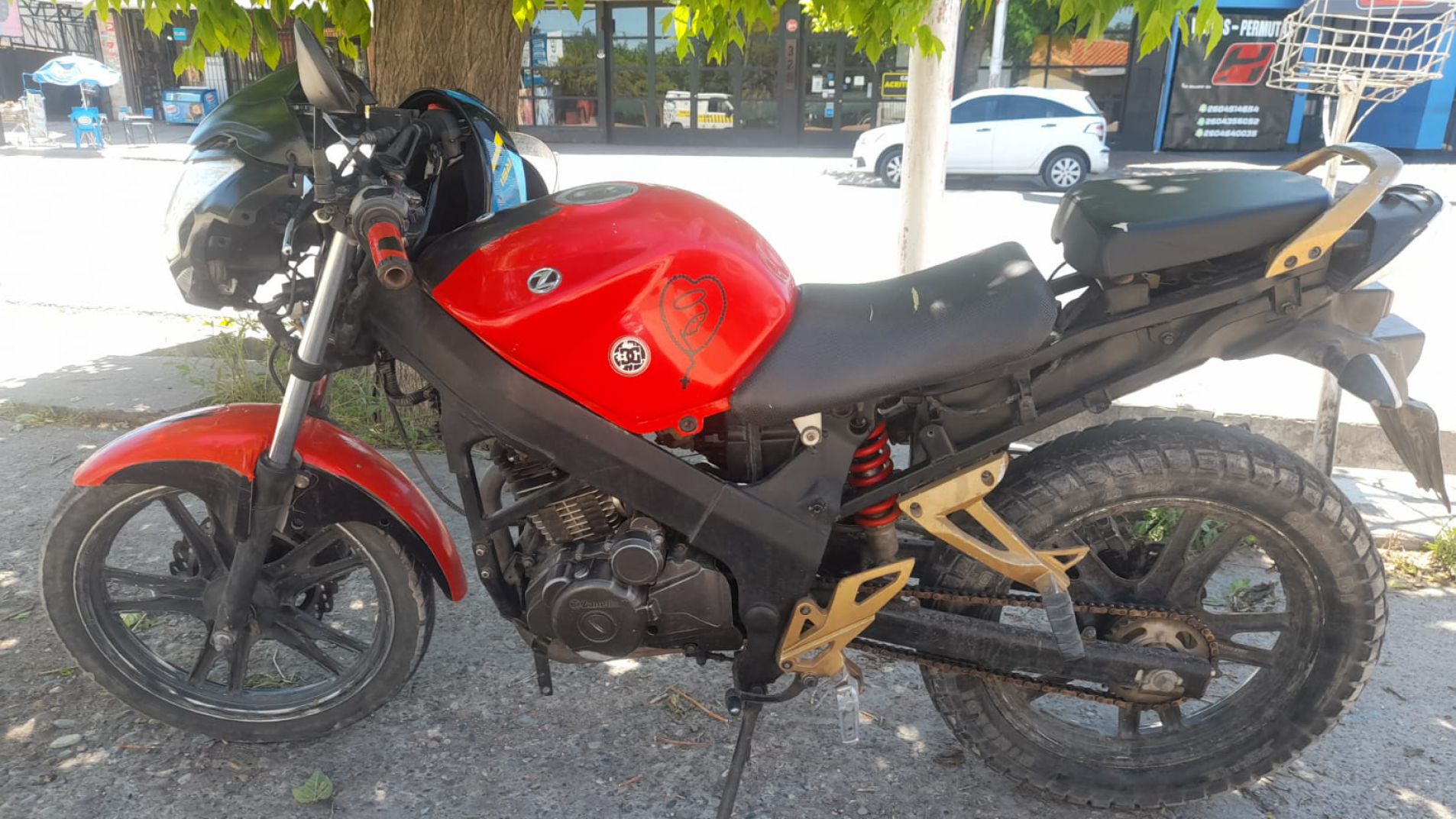 Le robaron la moto mientras trabajaba en la finca: busca recuperarla