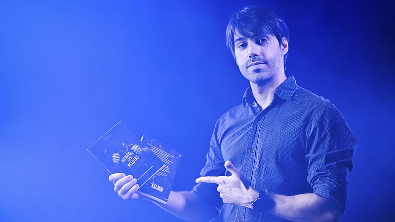 Iván Franklin extiende su mano con su primer libro de autoayuda