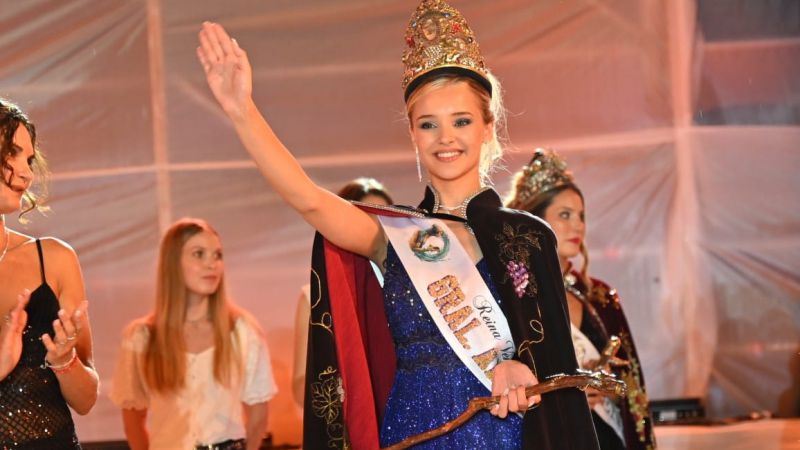 Mariana Belén Perra Cucatto fue coronada Reina de la Vendimia en Alvear