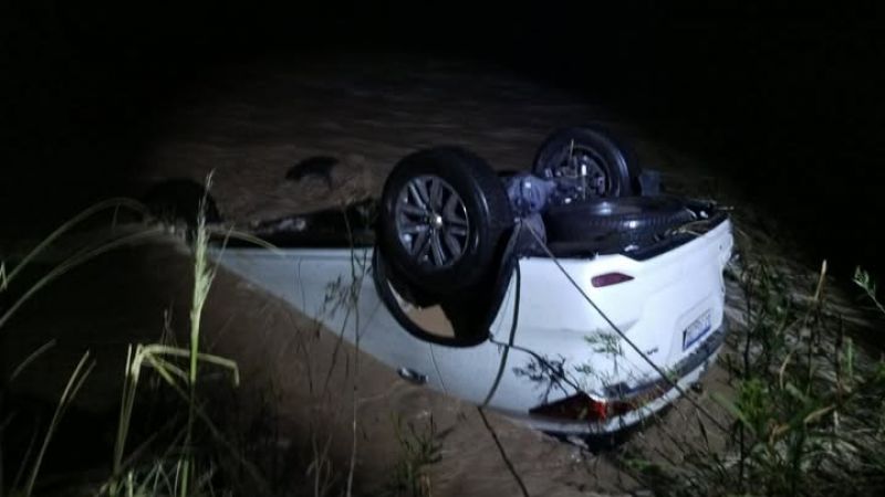 Galileo Vitali: Pareja mayor intentó cruzar el badén y el agua les volcó la camioneta