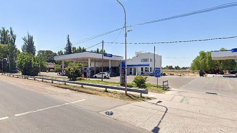 Robaron once paños de tela perimetral en una estación de servicio