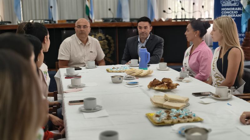 Concejales desayunaron con las representantes vendimiales