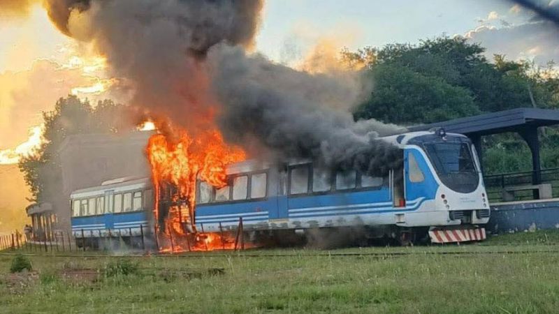 Videos: Un tren en Córdoba se incendió en viaje y el fuego lo consumió completo