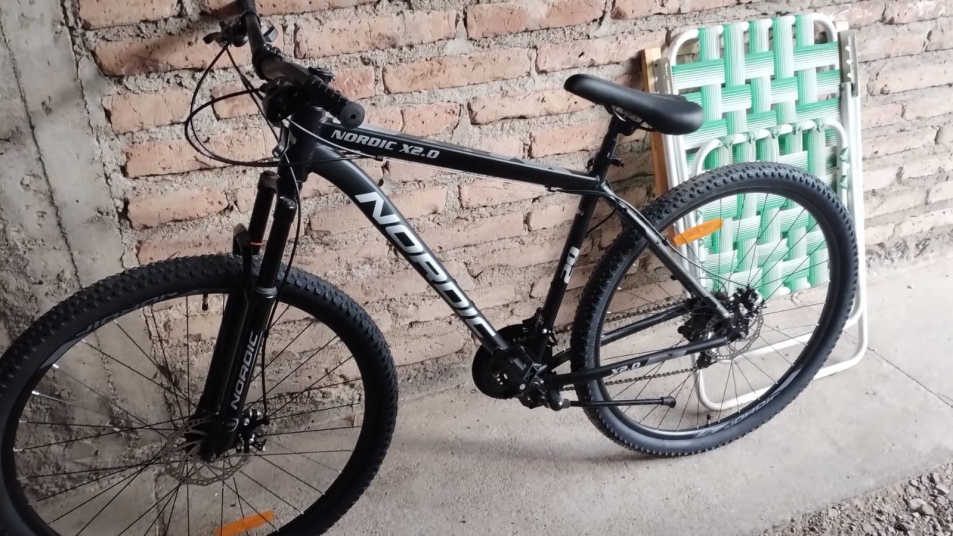 La bicicleta es marca "Nordic" rodado 29.