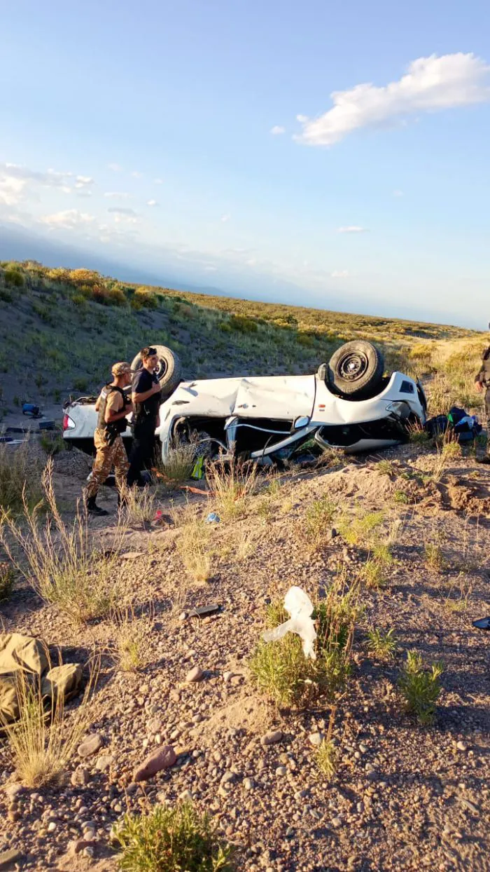 Un hombre muerto y mujer herida al volcar su camioneta en la ruta 40 nueva