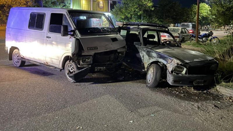 Tres lesionados en un fuerte choque en la esquina de Sarmiento y Lencinas