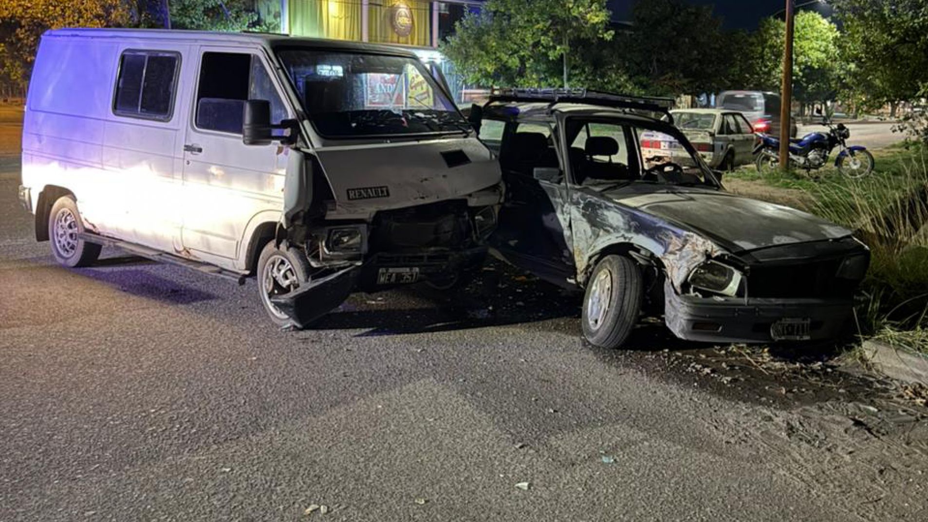 Tres lesionados en un fuerte choque en la esquina de Sarmiento y Lencinas