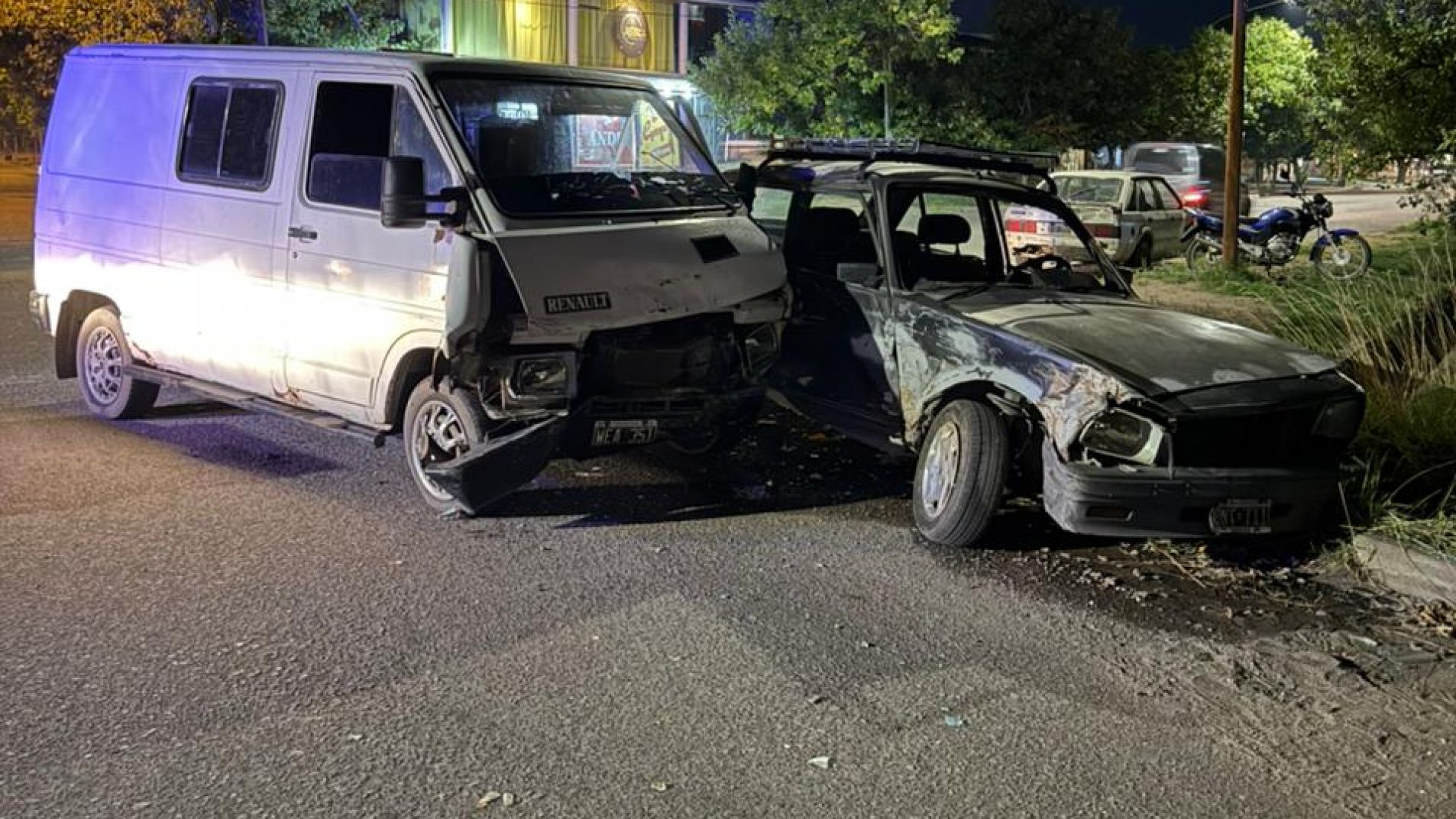 Tres lesionados en un fuerte choque en la esquina de Sarmiento y Lencinas