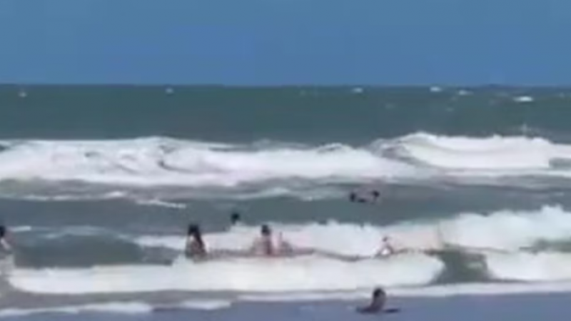 Video: Desesperante rescate de tres niños que se ahogaban