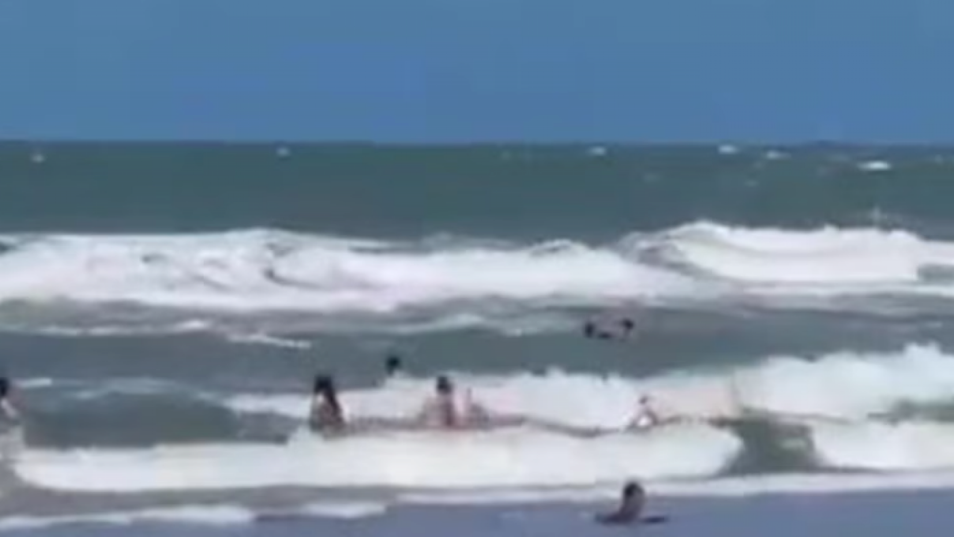 Video: Desesperante rescate de tres niños que se ahogaban