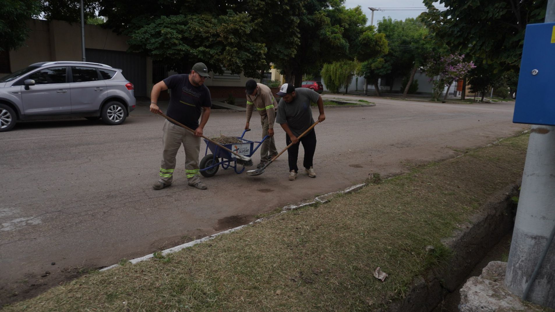 Trabajos de limpieza y mantenimiento en el Barrio Faustino Andrés