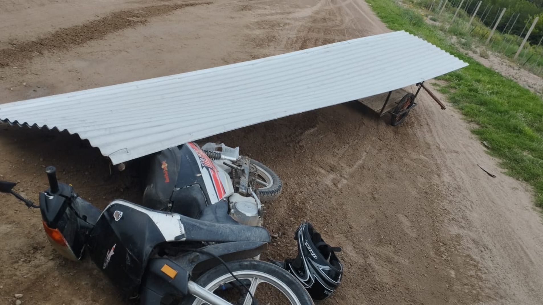 La moto en la que intentaron huir los ladrones.