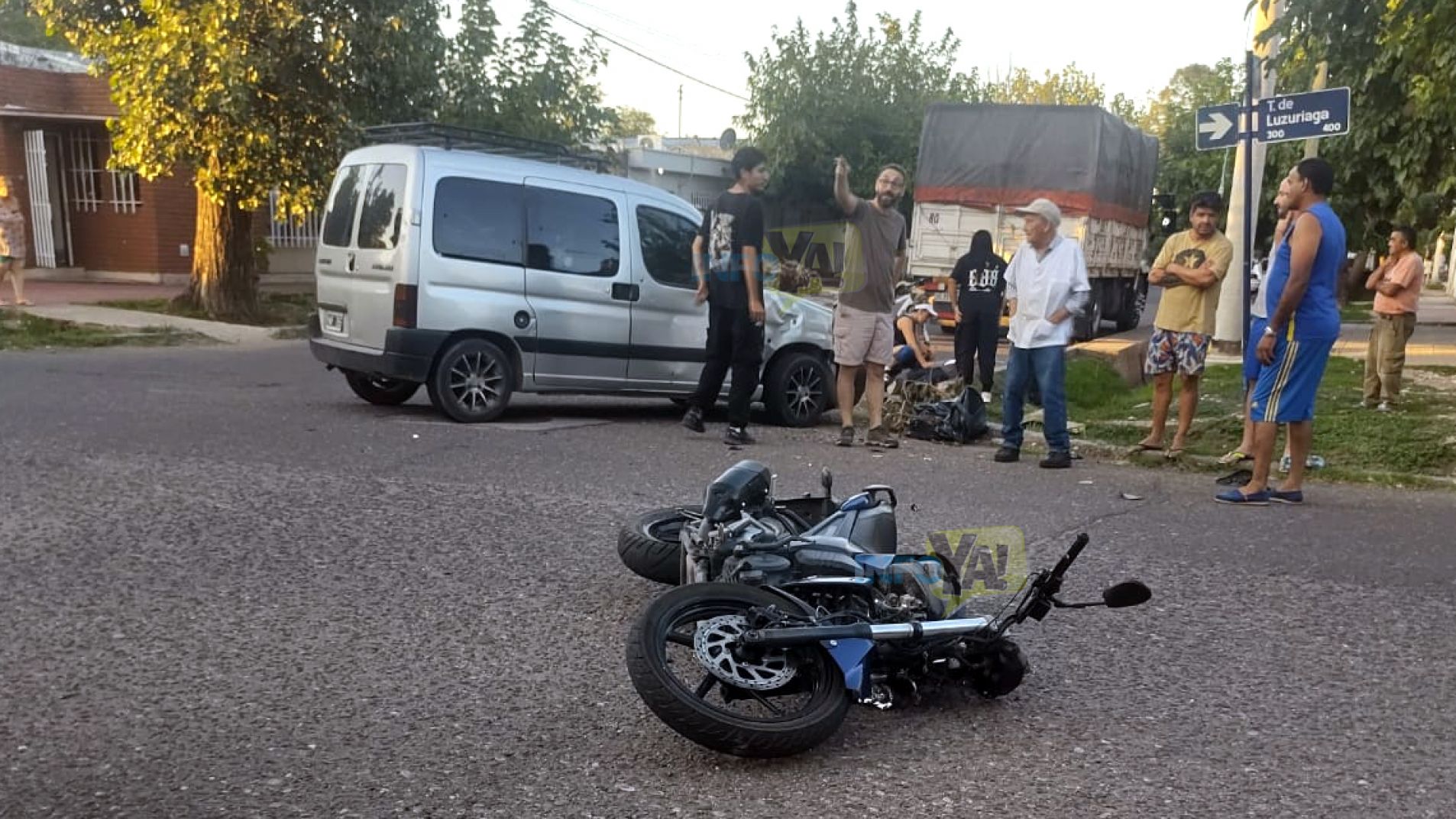 Un lesionado en un choque entre un utilitario y una moto