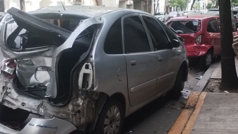 Videos: un micro se llevó puesto tres autos estacionados y un contenedor