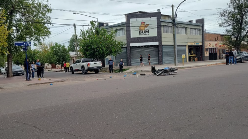 Turista giró en contramano y embistió a una motociclista