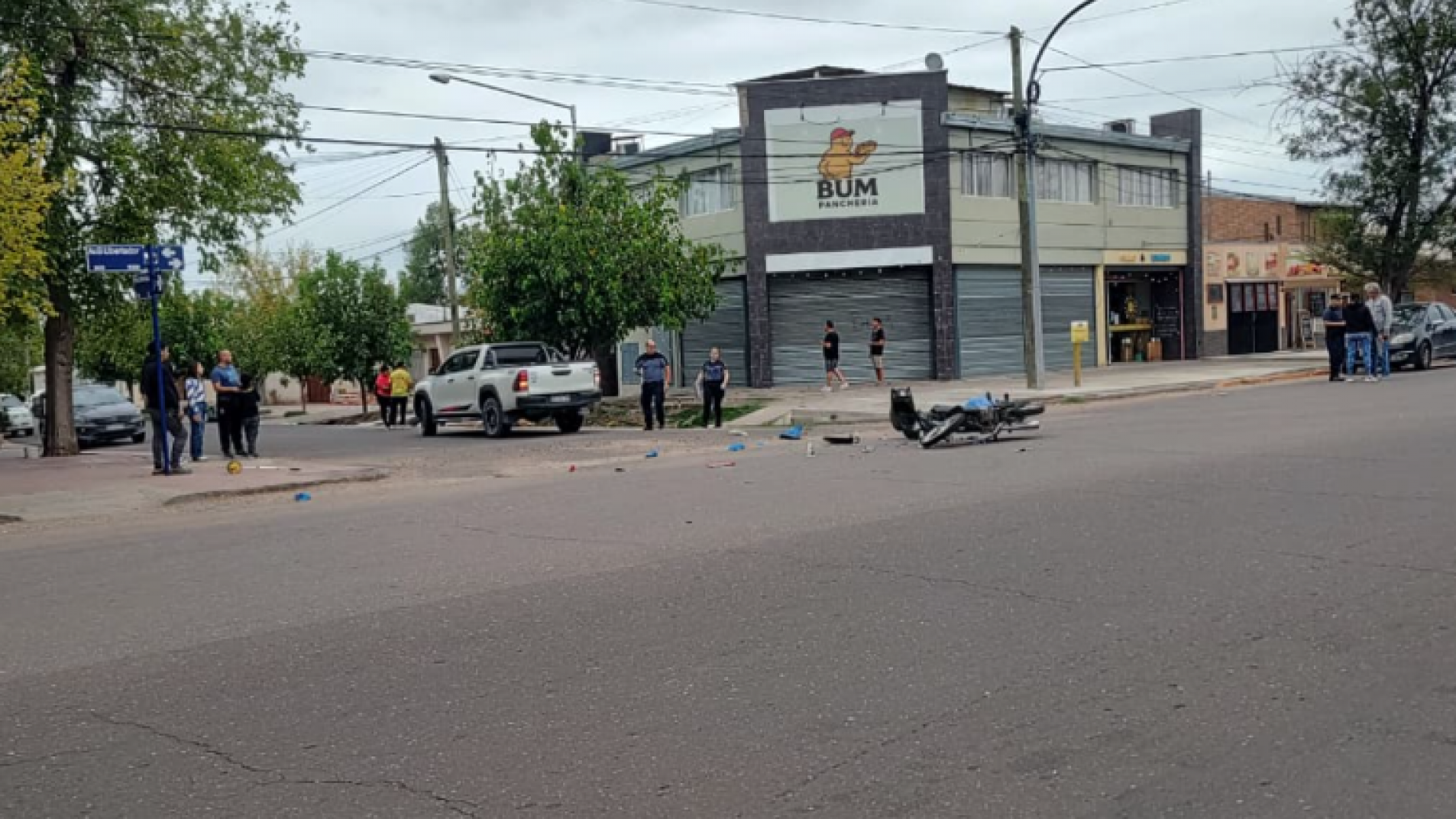 Turista giró en contramano y embistió a una motociclista