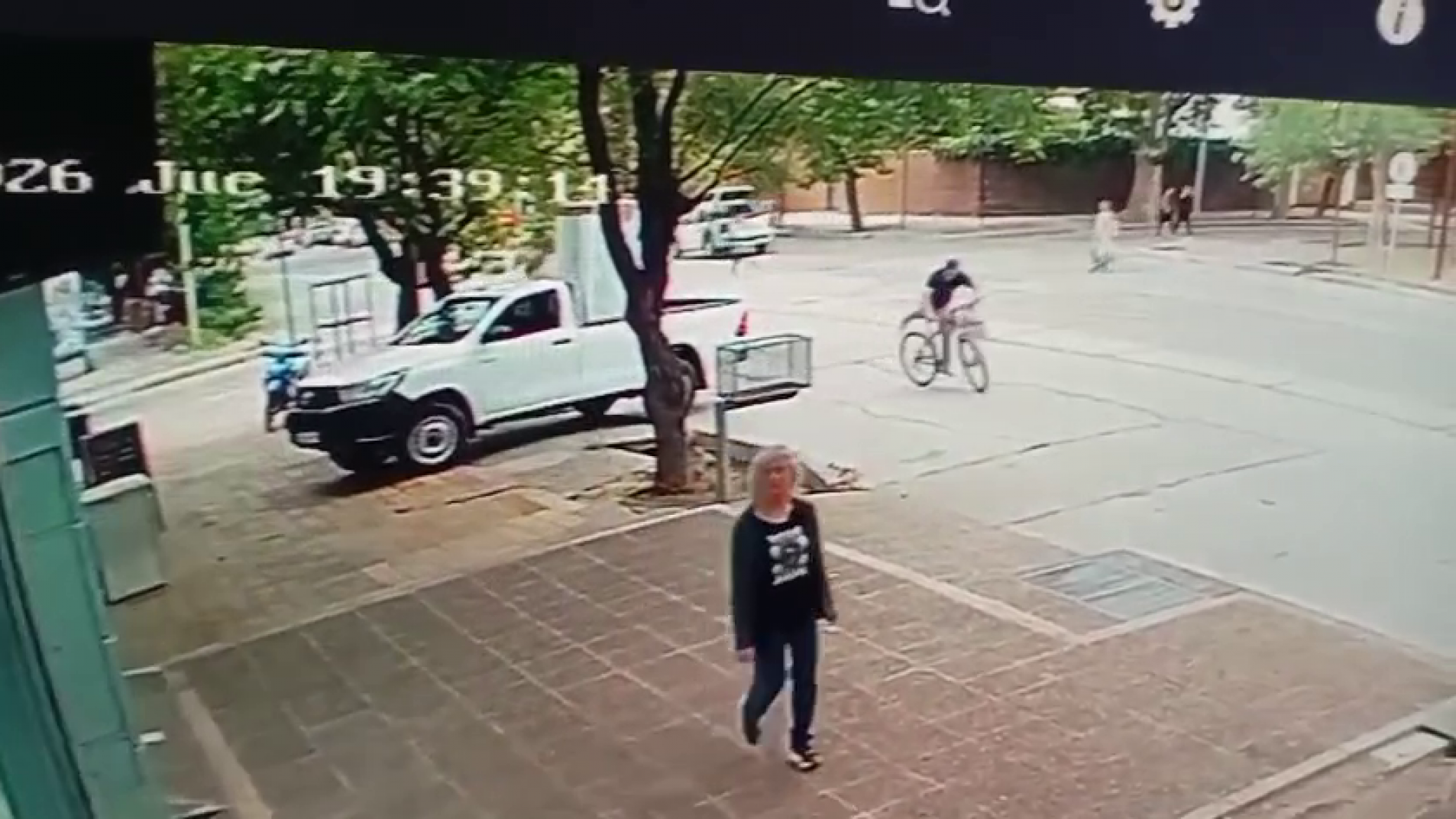 El momento en que el ladrón se sube a la bici y huye por la avenida.