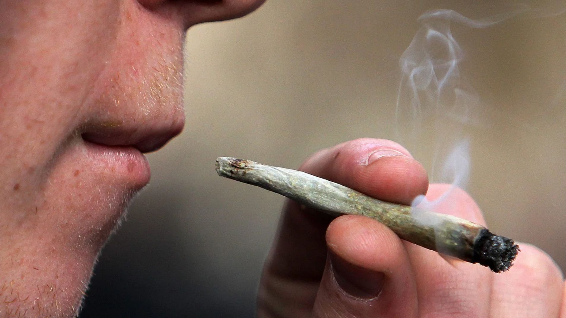 Pasó fumando marihuana por la vereda de la Federal y lo detuvieron