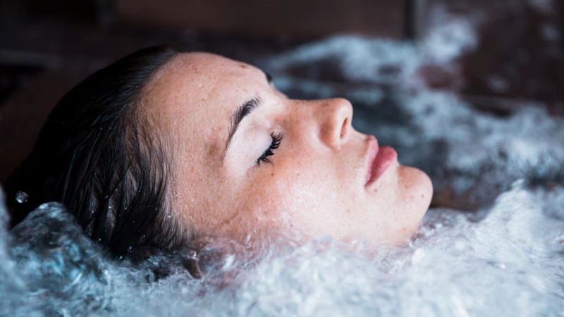 Qué es la crioterapia: Inmersión en hielo y cabinas a 140 grados bajo cero