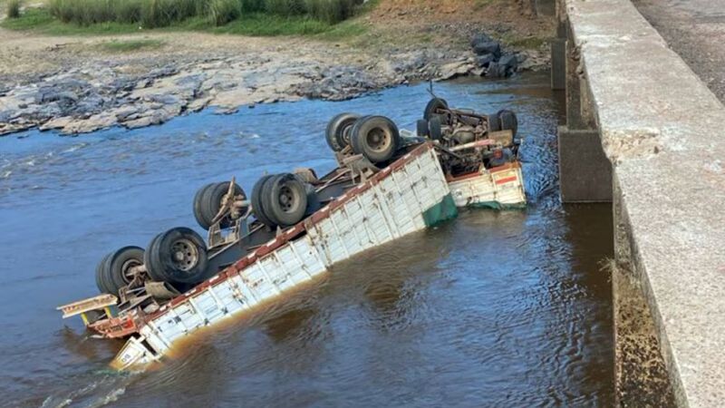 Un camionero volcó en un puente y murió al caer a un río