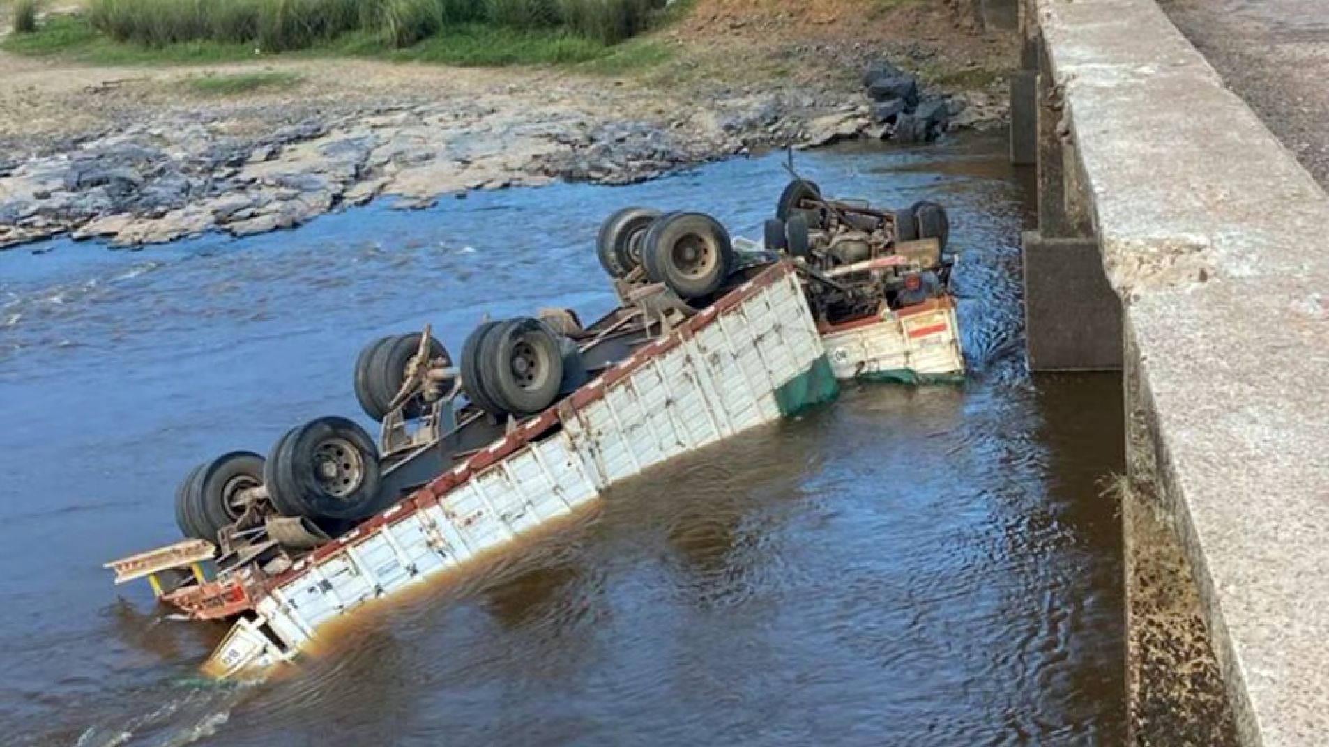 Un camionero volcó en un puente y murió al caer a un río