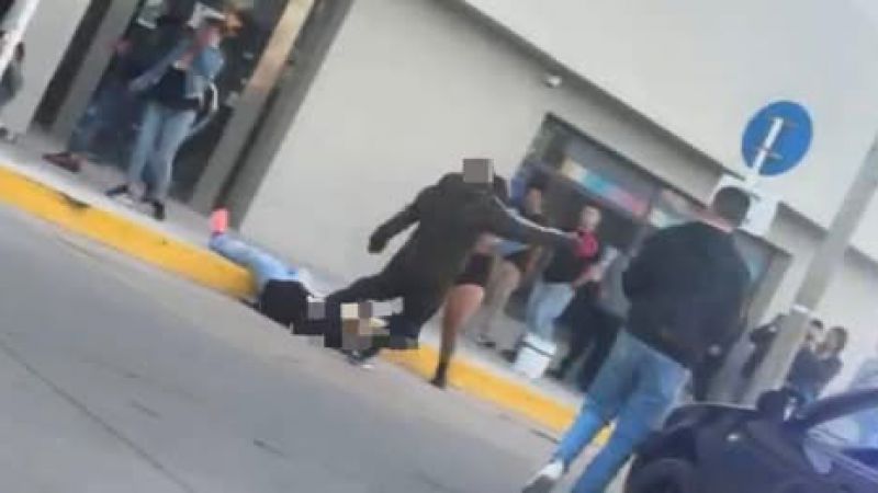 Video: Quiso frenar una pelea de mujeres y lo mataron de una patada en la cabeza
