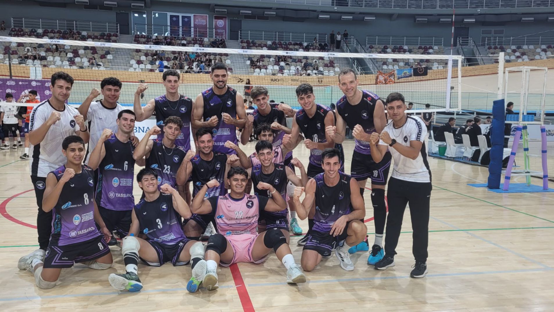 El plantel festejó haber clasificado invicto.