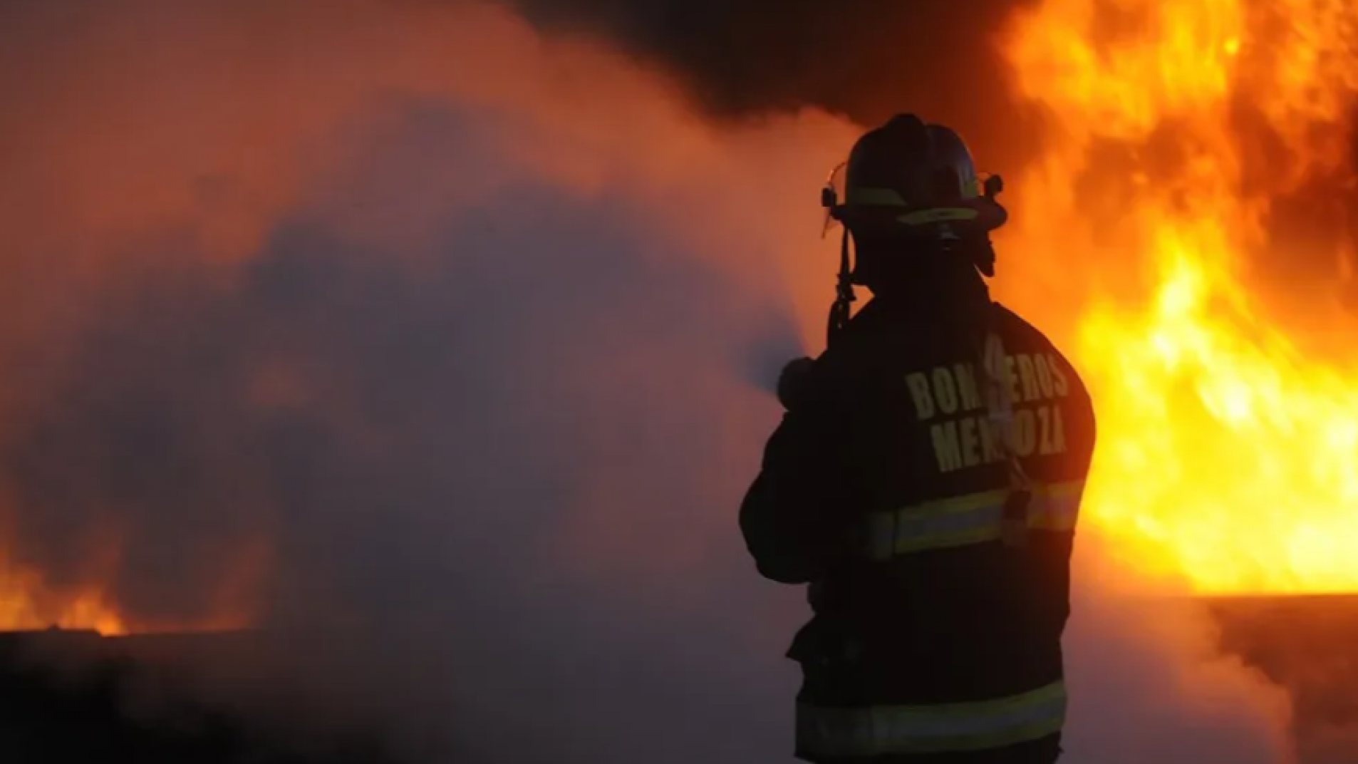 Estaba por hacer un asado y por el viento se quemó el quincho