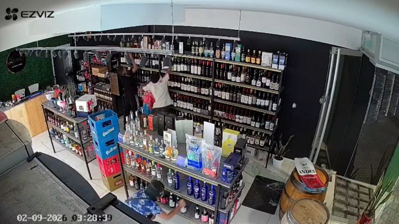 Video: Licorería reabrió el jueves en nuevo lugar y ya fue visitado por ladrones