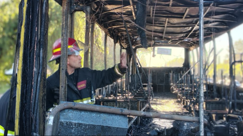 Video: Un colectivo con pasajeros se incendió en el Acceso Este