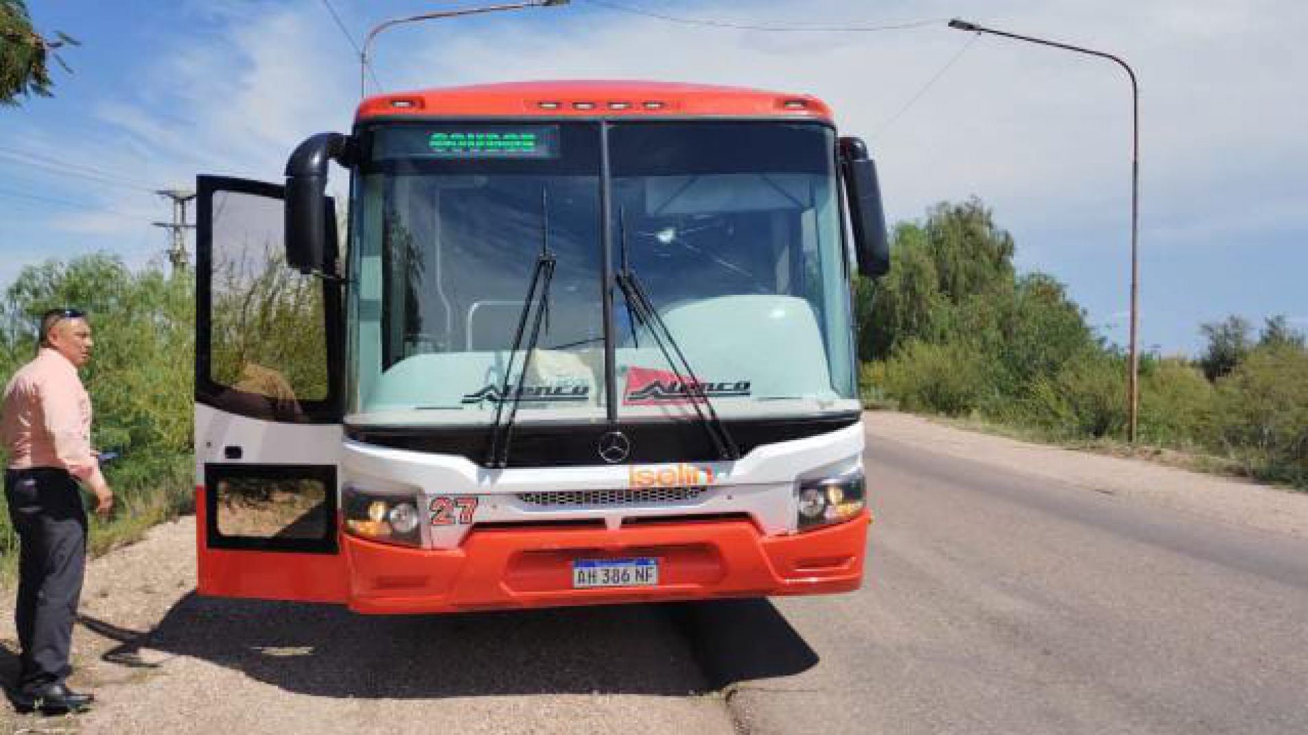 La piedra dio en el parabrisas del lado del chofer.