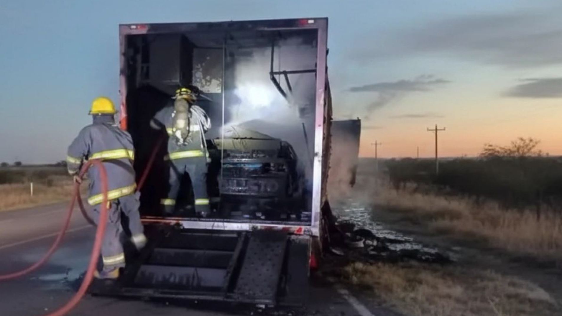 Destruido: Incendio consumió un camión con el auto de TC de Trosset