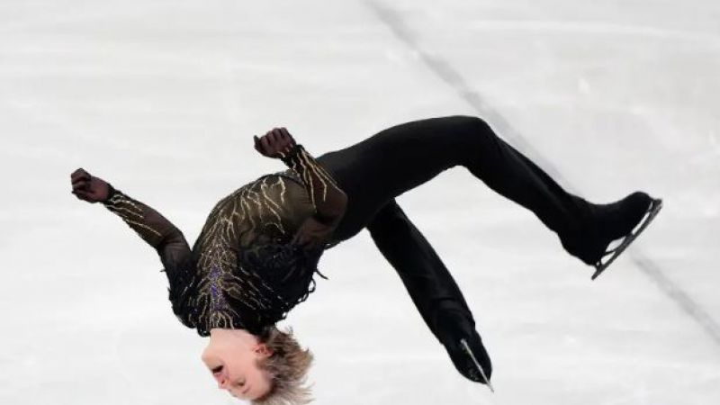 El "salto prohibido": Ilia Malinin hizo un mortal hacia atrás y se llevó el oro olímpico