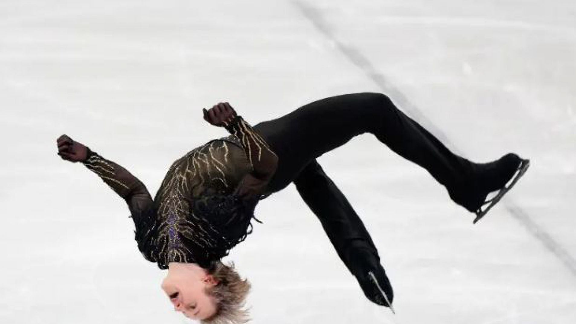 El "salto prohibido": Ilia Malinin hizo un mortal hacia atrás y se llevó el oro olímpico