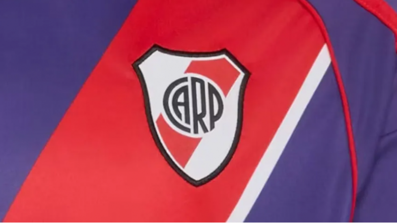 River presentó su tercera camiseta y la estrenaría ante Argentinos