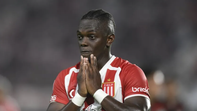 En medio del impasse con Boca, Athletico Paranaense volvió a la carga por Cetré