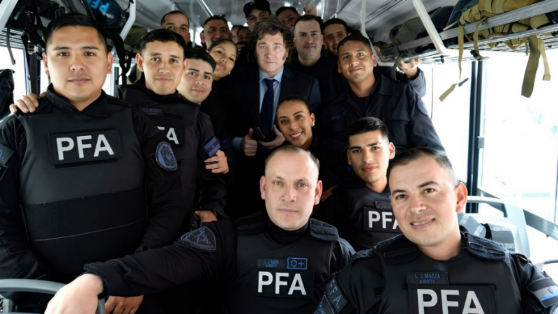 Milei evalúa una recomposición salarial para las fuerzas de seguridad