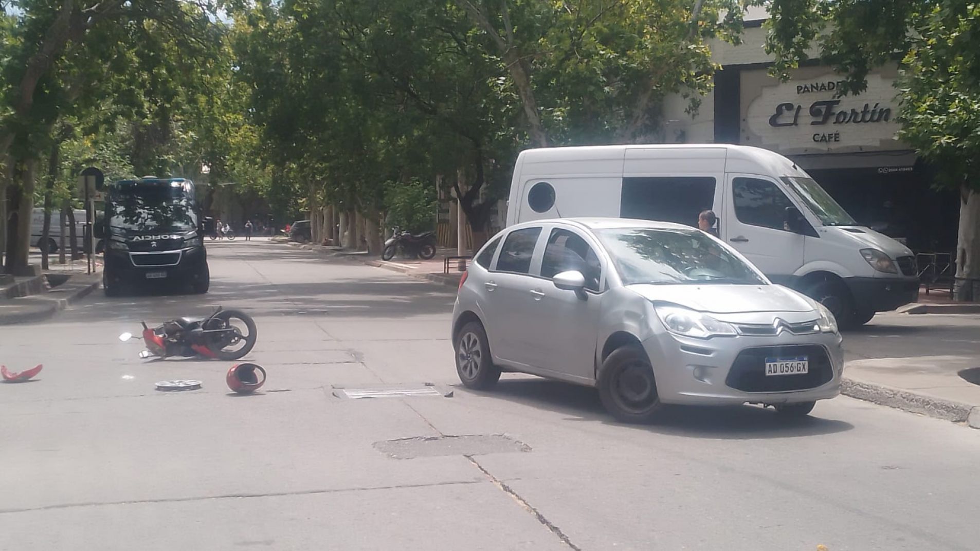 El Citroën quedó con un abollón en el lugar donde recibió el impacto.