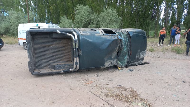 Borracho al volante volcó y destrozó su camioneta
