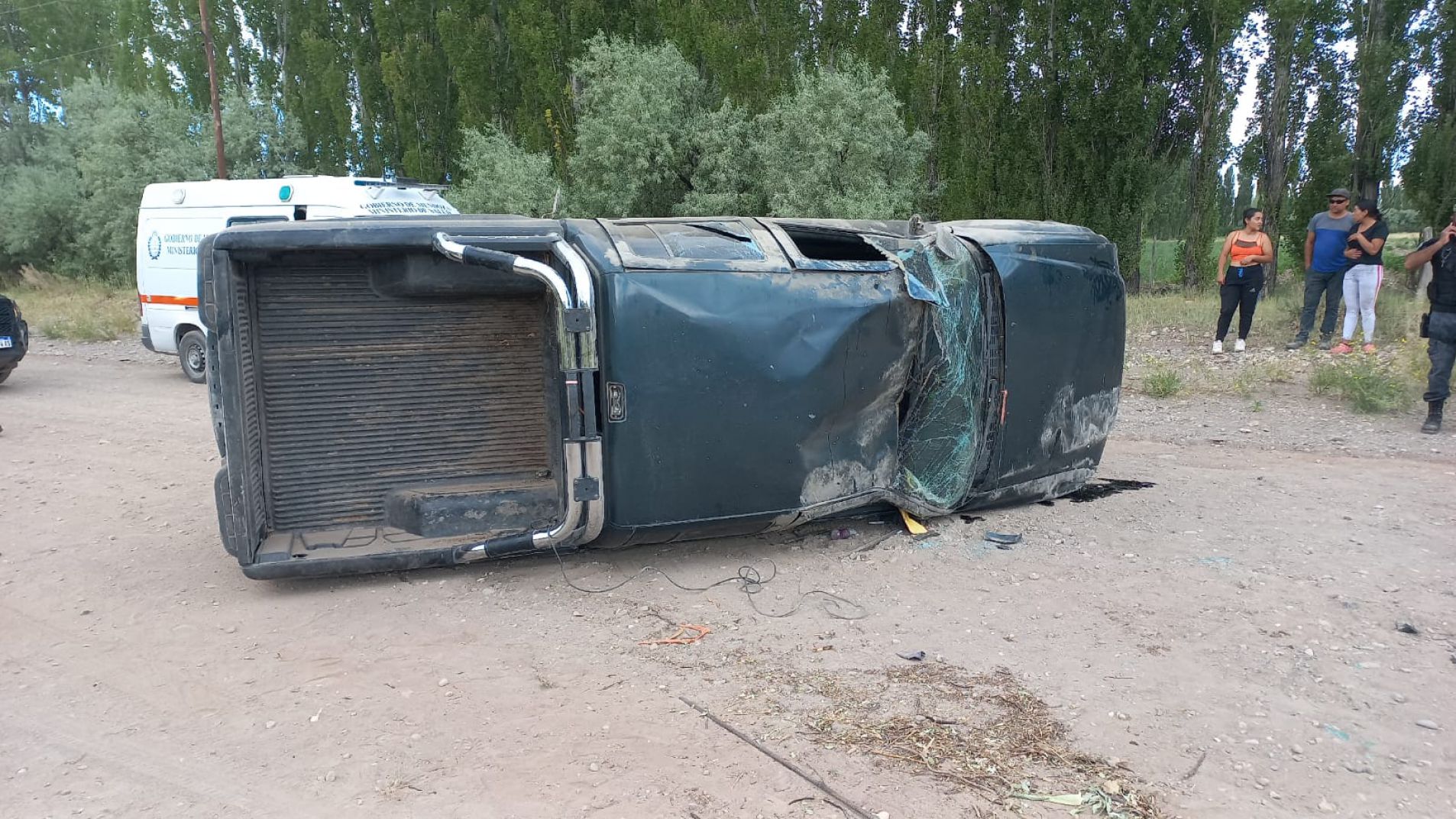 Borracho al volante volcó y destrozó su camioneta
