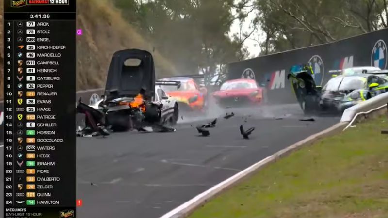 Carrera caótica: fuertes choques, contra un canguro y entre dos autos (Video)
