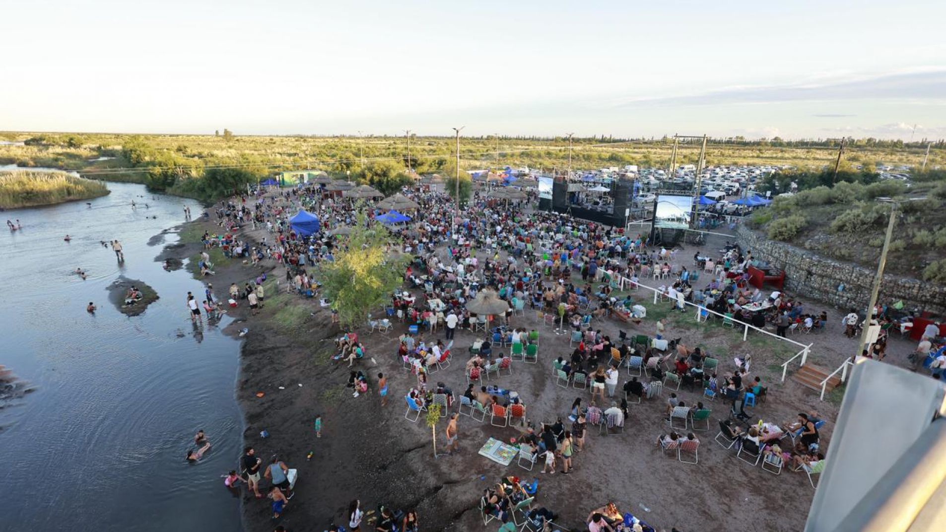 Monte Comán festejó el carnaval con una multitudinaria fiesta en su costanera