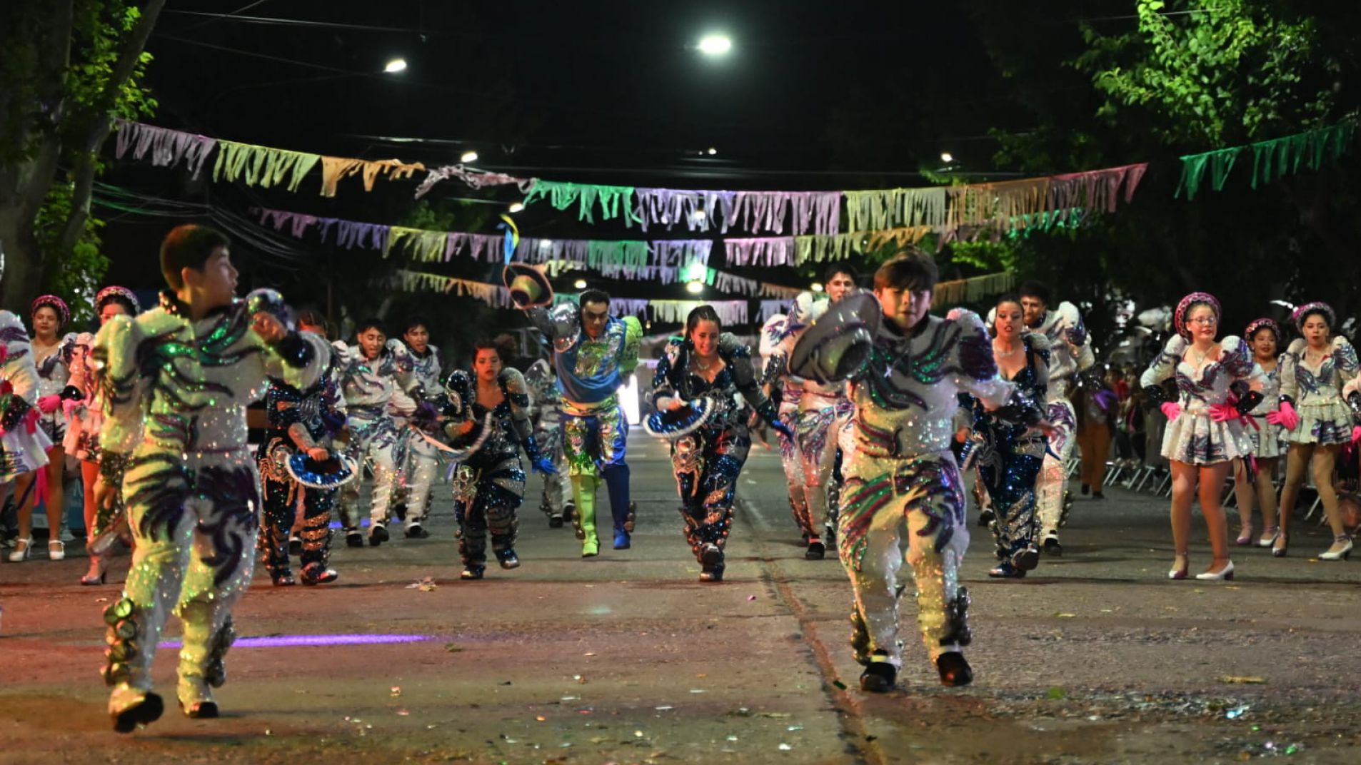 Color, música y una multitud en el carnaval