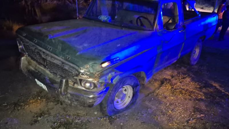 Conductor totalmente borracho volcó su camioneta, quedó atrapado y fue rescatado