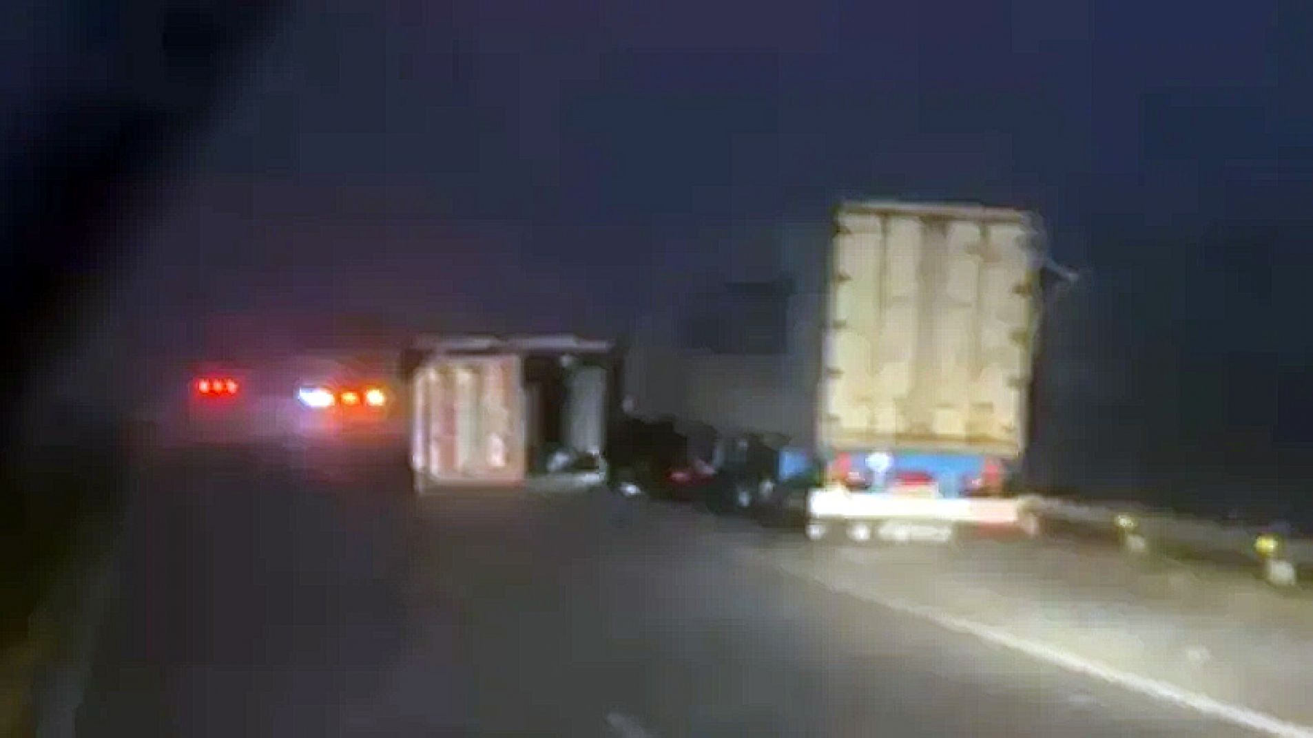 Más de 10 camiones volcaron en plena autopista a causa del fuerte viento