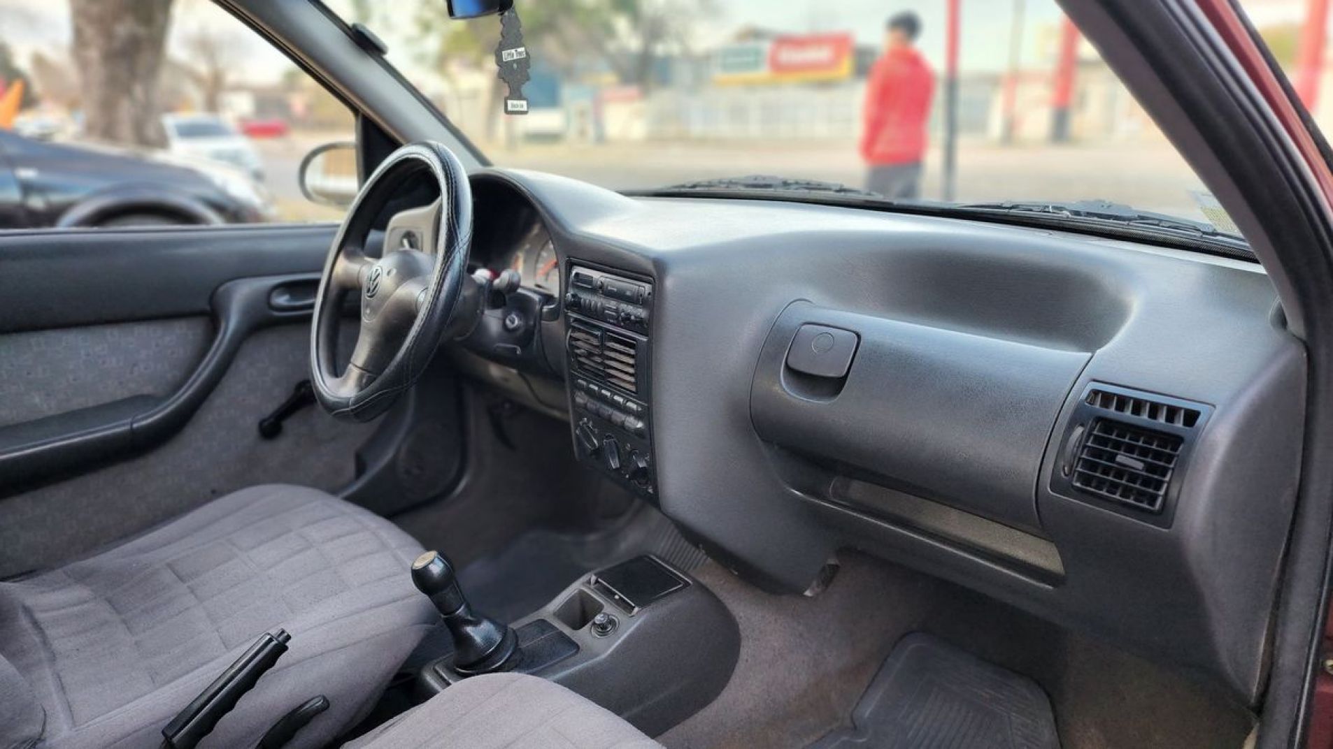 Le bajaron la ventanilla a un auto estacionado y robaron un celular y dinero