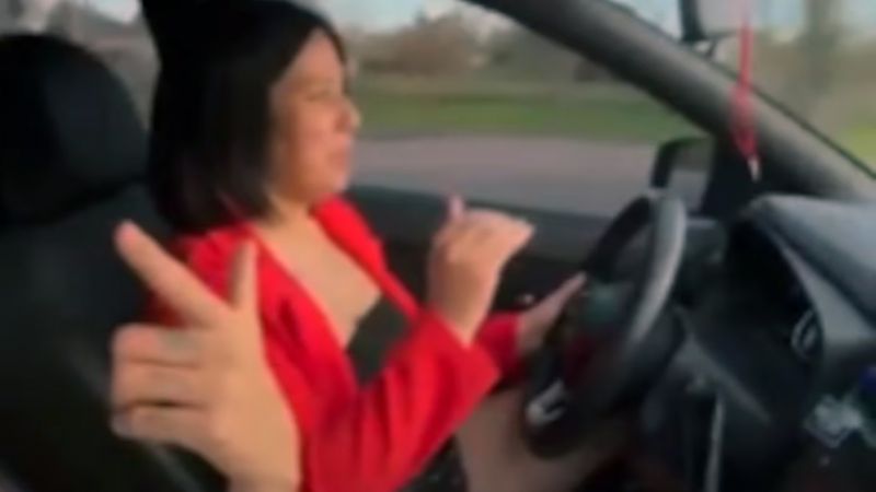 Joven conductora se grabó a 180 km/h y cruzando semáforos en rojo (Video)