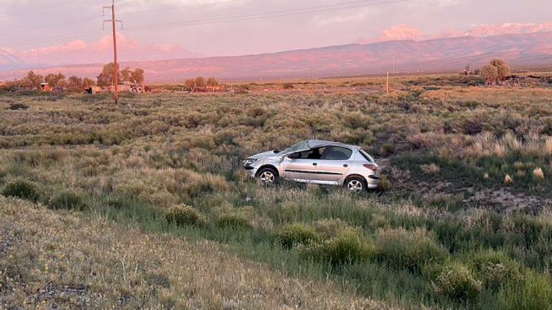 Encendió un cigarrillo, perdió el dominio del auto y volcó